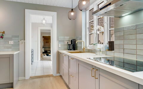 Filine - 100M from the Sea: Interior Design, Flooring, Küche, Cabinetry, Countertop, Light Fixture, Holz, Fussboden, Möbel, Decke