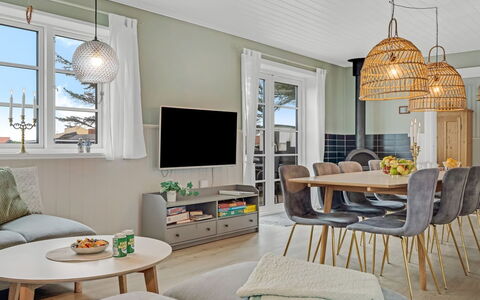 Filine - 100M from the Sea: Möbel, Interior Design, Flooring, Light Fixture, Fussboden, Tabelle, Holz, Wohnzimmer, Decke, Couch