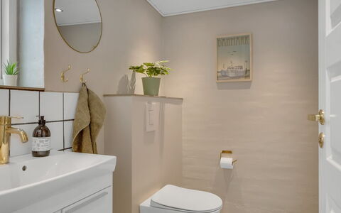 Filine - 100M from the Sea: Armatur, Flooring, Fussboden, Badezimmer, Interior Design, Toilette, Toilleten Sitz, Installation, Zapfhahn, Sinken