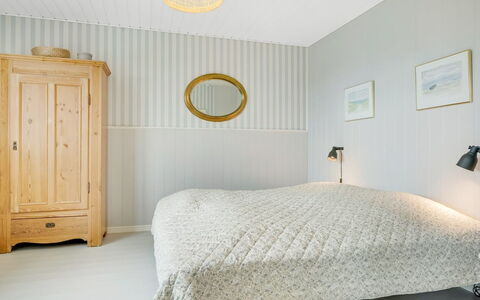 Filine - 100M from the Sea: Schlafzimmer, Interior Design, Bett, Holz, Decke, Bedding, Light Fixture, Textil, Flooring, Möbel