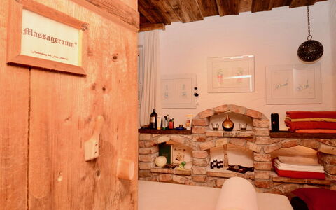 Hopfgarten im Brixental 696: Möbel, Interior Design, Holz, Schlafzimmer, Zimmer, Beleuchtung, Flooring, Fussboden, Decke, Bett