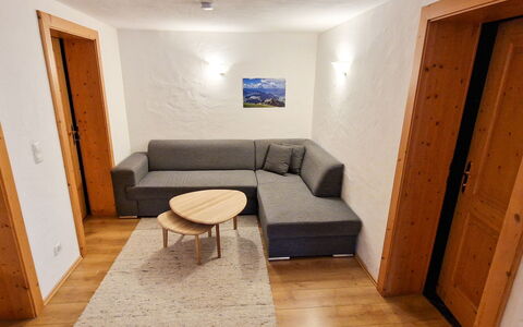 Hopfgarten im Brixental 696: Flooring, Holz, Fussboden, Möbel, Interior Design, Couch, Holzboden, Zimmer, Wohnzimmer, Holzbeize
