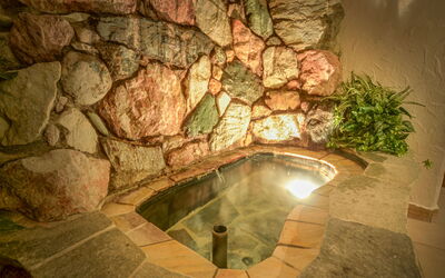 Hopfgarten im Brixental 696: \Fels, Steinwand, Natürliches Material, Water Feature, Flagstone, Design, Fliese, Badewanne, Noch Leben Fotografie, Schwimmbad
