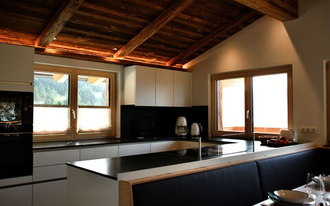 Kaiserchalet: Küche, Möbel, Interior Design, Flooring, Countertop, Holz, Decke, Cabinetry, Fussboden, Zuhause