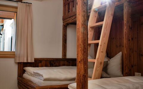 Kaiserchalet: Holz, Interior Design, Möbel, Bett, Decke, Fussboden, Schlafzimmer, Zimmer, Holzbeize, Hartholz
