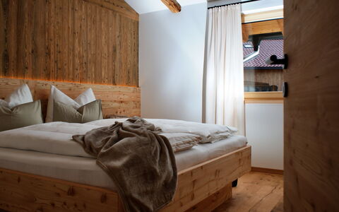 Kaiserchalet: Holz, Schlafzimmer, Hartholz, Bedding, Planke, Holzbeize, Bett, Bettdecke, Linens, Bettrahmen