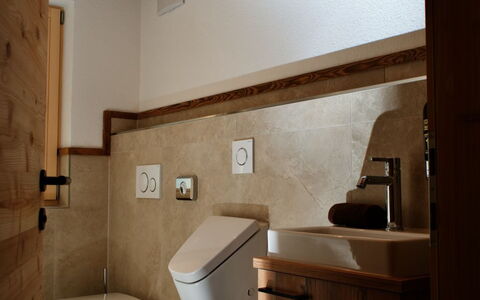 Kaiserchalet: Wand, Armatur, Flooring, Holz, Badezimmer, Fussboden, Interior Design, Toilleten Sitz, Toilette, Installation