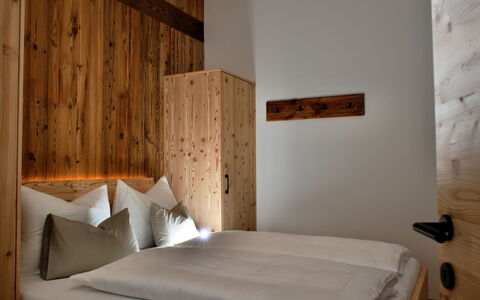 Kaiserchalet: Holz, Schlafzimmer, Holzbeize, Hartholz, Bedding, Planke, Bettrahmen, Bett, Bettdecke, Sperrholz