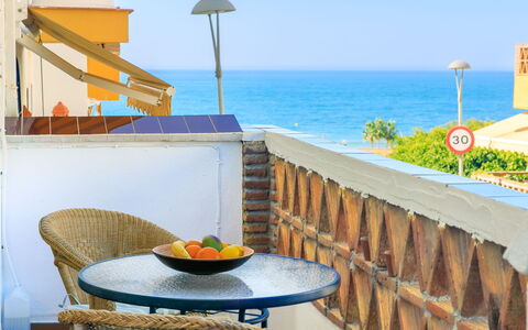 La Mar Serena: Möbel, Meer, Schatten, Balkon, Gartenmöbel, Ozean, Holzbeize, Resort, Stuhl, Strand