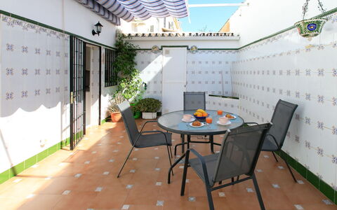 La Mar Serena: Möbel, Flooring, Fussboden, Stuhl, Tisch Im Freien, Gartenmöbel, Küche & Esszimmer Tisch, Zimmerpflanze, Balkon, Blumentopf