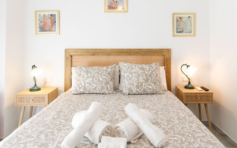 La Mar Serena: Bett, Möbel, Bedding, Schlafzimmer, Interior Design, Bettdecke, Wand, Fussboden, Holz, Flooring