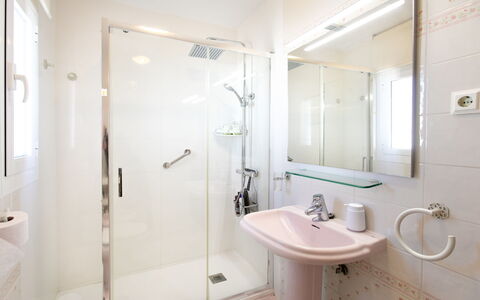 La Mar Serena: Badezimmer, Armatur, Bad Sink, Flooring, Sinken, Interior Design, Fussboden, Zapfhahn, Installation, Dusche