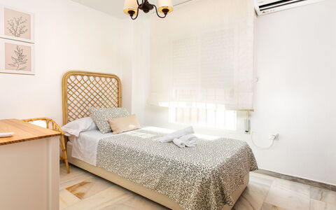 La Mar Serena: Möbel, Bett, Interior Design, Schlafzimmer, Wand, Bedding, Bettdecke, Fussboden, Holz, Flooring