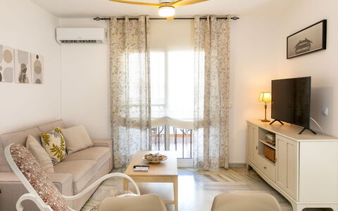 La Mar Serena: Möbel, Interior Design, Flooring, Holz, Fussboden, Decke, Couch, Zimmer, Wohnzimmer, Tabelle