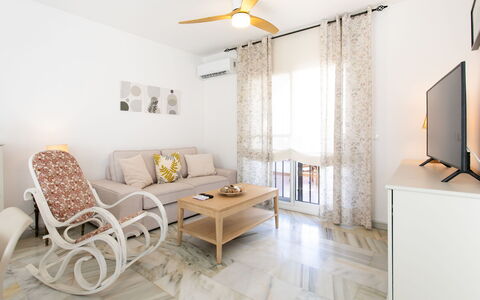 La Mar Serena: Flooring, Interior Design, Fussboden, Möbel, Zuhause, Wohnzimmer, Zimmer, Wohnung, Decke, Couch