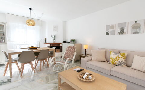 La Mar Serena: Möbel, Interior Design, Flooring, Fussboden, Holz, Couch, Wohnzimmer, Tabelle, Zimmer, Holzboden