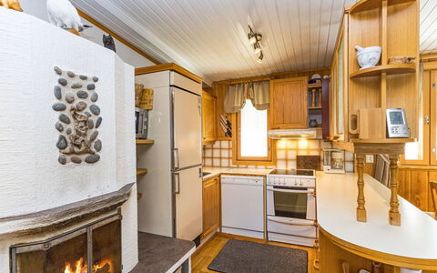 Hakojärventie 3B: Holz, Küche, Countertop, Hütte, Cabinetry, Holzbeize, Major Appliance, Blockhaus, Winter, Hartholz