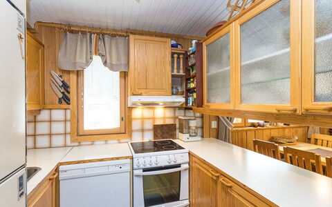 Hakojärventie 3B: Küche, Holz, Interior Design, Major Appliance, Countertop, Cabinetry, Küchengerät, Flooring, Decke, Zimmer