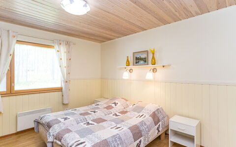 Hakojärventie 3B: Bett, Interior Design, Schlafzimmer, Holz, Decke, Flooring, Fussboden, Bettdecke, Bedding, Möbel