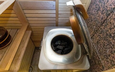 Hakojärventie 3B: Toilleten Sitz, Installation, Toilette, Badezimmer, Armatur, Hartholz, Holzbeize