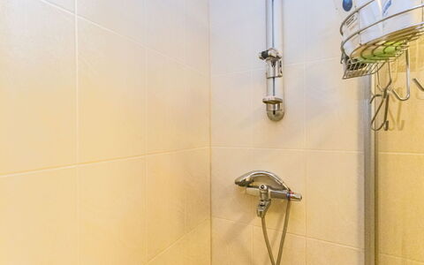 Hakojärventie 3B: Armatur, Badezimmer, Duschkopf, Installation, Dusche, Brausenstange, Zapfhahn, Duschpaneel, Fliese