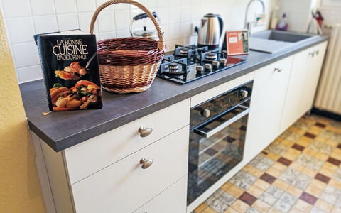 Puys-Richards: Küche, Küchengerät, Herd, Countertop, Major Appliance, Gasherd, Herd, Haushaltsgerät, Flooring, Cabinetry