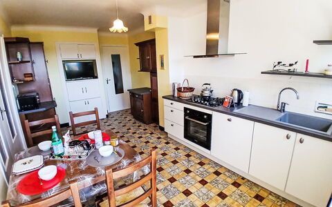 Puys-Richards: Küche, Flooring, Major Appliance, Küchengerät, Fussboden, Countertop, Holz, Möbel, Interior Design, Cabinetry