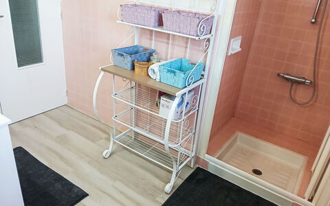 Puys-Richards: Fussboden, Flooring, Interior Design, Zimmer, Regale, Regal, Korb, Fliese
