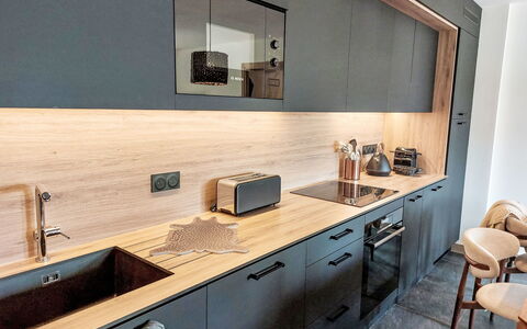Le Caprice Blanc: Countertop, Küche, Interior Design, Flooring, Cabinetry, Holz, Möbel, Fussboden, Zapfhahn, Sinken