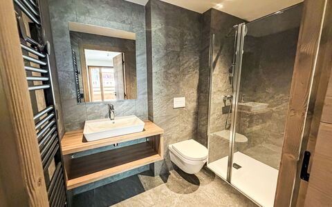 Le Caprice Blanc: Flooring, Interior Design, Fussboden, Holz, Armatur, Badezimmer, Installation, Zapfhahn, Zimmer, Decke