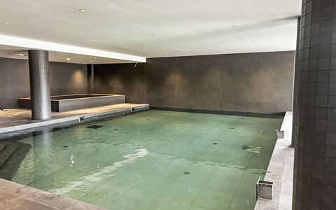 Le Caprice Blanc: Flooring, Fussboden, Verbundwerkstoff, Schwimmbad, Daylighting, Water Feature, Fliese