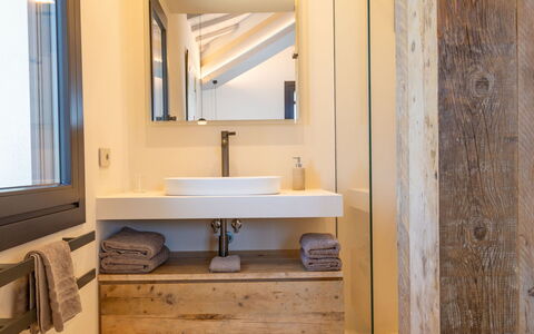 San Giuseppe: Flooring, Wand, Armatur, Spiegel, Interior Design, Bad Sink, Holz, Badezimmer, Sinken, Fussboden