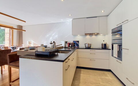 Les Rahâs A5: Küche, Countertop, Interior Design, Möbel, Flooring, Küchengerät, Cabinetry, Holz, Decke, Light Fixture