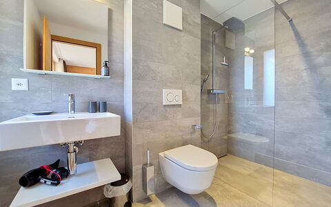 Les Rahâs A5: Flooring, Armatur, Badezimmer, Fussboden, Interior Design, Toilette, Installation, Zapfhahn, Decke, Sinken