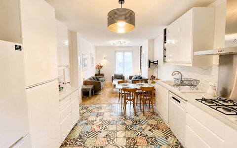Petite Normandie: Flooring, Fussboden, Küche, Möbel, Interior Design, Holz, Countertop, Holzboden, Cabinetry, Fliese