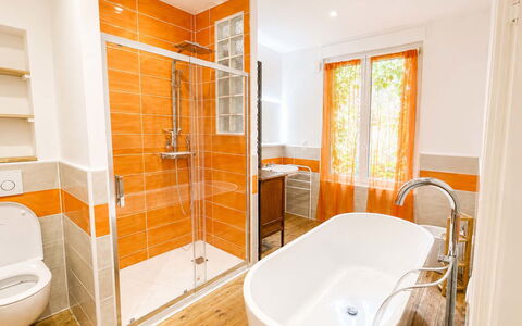 Petite Normandie: Badezimmer, Armatur, Interior Design, Flooring, Fussboden, Zapfhahn, Installation, Orange, Badezimmerschrank, Sinken