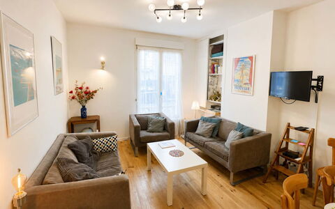 Petite Normandie: Möbel, Interior Design, Flooring, Couch, Fussboden, Holz, Zimmer, Tabelle, Wohnzimmer, Holzboden