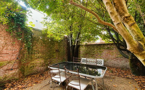 Petite Normandie: Möbel, Stuhl, Tabelle, Gartenmöbel, Tisch Im Freien, Küche & Esszimmer Tisch, Garten, Schatten, Hinterhof, Kaffetisch