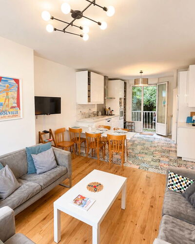 Petite Normandie: Möbel, Interior Design, Flooring, Fussboden, Couch, Wohnzimmer, Tabelle, Zimmer, Decke, Wohnung