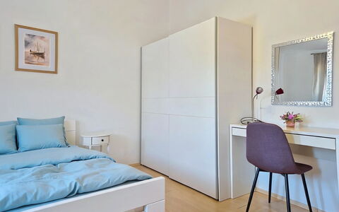 Marija: Möbel, Interior Design, Wand, Holz, Flooring, Fussboden, Bett, Schlafzimmer, Zimmer, Cabinetry