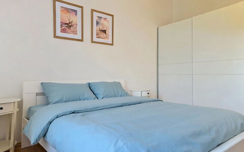 Marija: Möbel, Schlafzimmer, Holz, Bett, Interior Design, Fussboden, Flooring, Zimmer, Bettdecke, Bedding