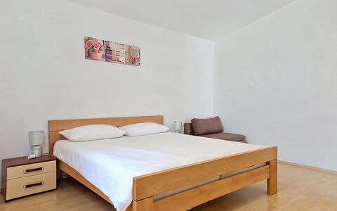 Marija: Bett, Möbel, Schlafzimmer, Flooring, Fussboden, Bedding, Holz, Bettdecke, Interior Design, Zimmer