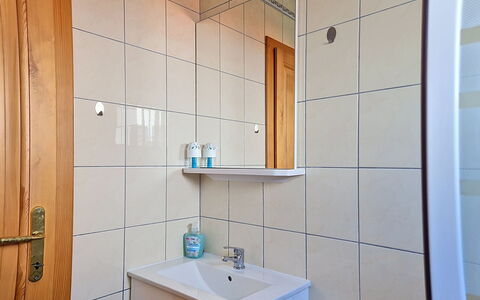 Marija: Wand, Armatur, Flooring, Holz, Bad Sink, Interior Design, Fussboden, Sinken, Badezimmer, Zapfhahn