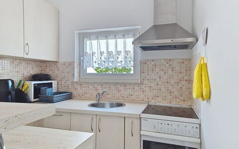 Marija: Küche, Countertop, Küchengerät, Major Appliance, Cabinetry, Interior Design, Flooring, Möbel, Spüle, Fussboden