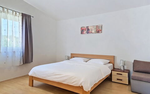 Marija: Bett, Möbel, Schlafzimmer, Interior Design, Fussboden, Holz, Flooring, Zimmer, Bedding, Bettdecke