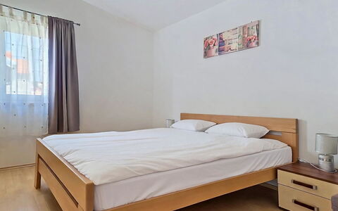 Marija: Bett, Schlafzimmer, Möbel, Bedding, Interior Design, Bettdecke, Fussboden, Holz, Flooring, Zimmer