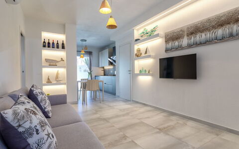 Perla Blu: Interior Design, Flooring, Wand, Fussboden, Decke, Möbel, Zimmer, Wohnzimmer, Beleuchtung, Couch