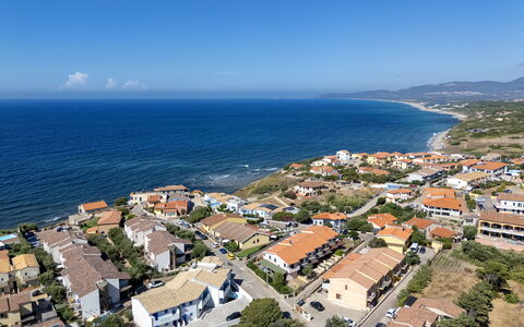 Perla Blu: Wohngebiet, Wasser, Gebäude, Daytime, Gewässer, Haus, Stadt, Horizont, Küste, Sommer