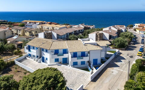 Perla Blu: Blau, Wohngebiet, Die Architektur, Zuhause, Urban Design, Balkon, Meer, Vorort, Estate, Wohnung