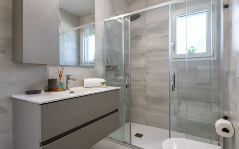 Perla Blu: Flooring, Armatur, Badezimmer, Fussboden, Interior Design, Bad Sink, Badezimmerschrank, Sinken, Toilette, Zapfhahn